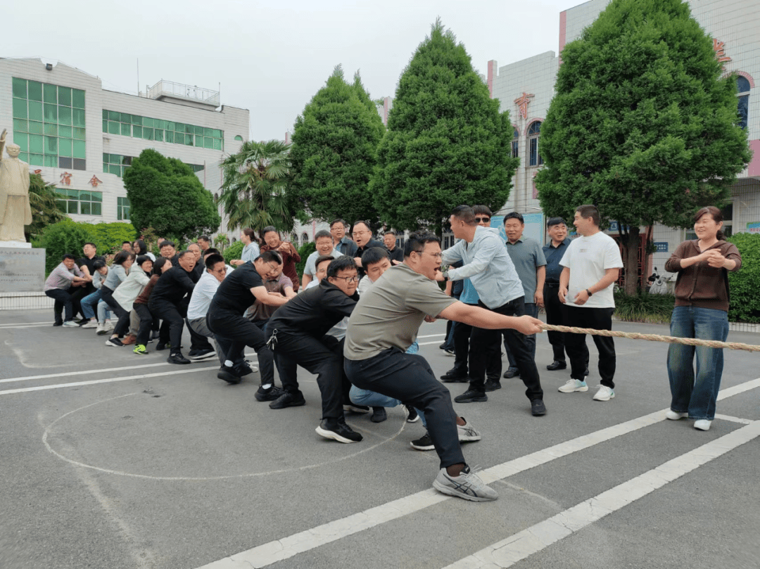 全队合力作战，团结一心取胜