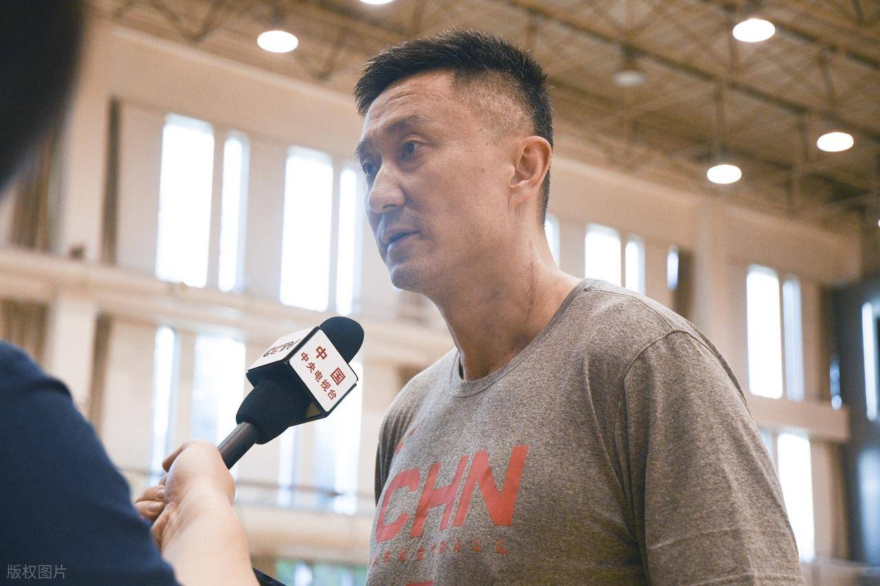 开云官网-一位教练被任命为一支新的职业篮球球队的主教练