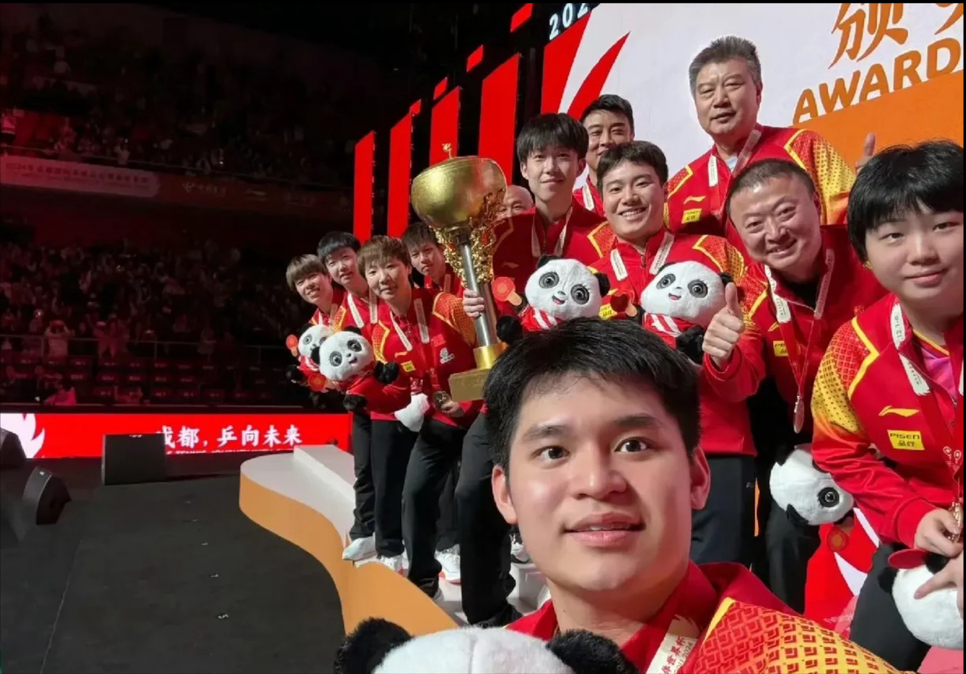 表现出色，多位运动员争相亮相领奖台的简单介绍