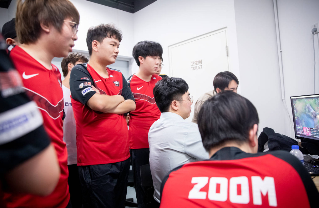 DRX翻盘FPX，Jankos拿下关键大龙激烈交锋八强赛，引爆全场热议