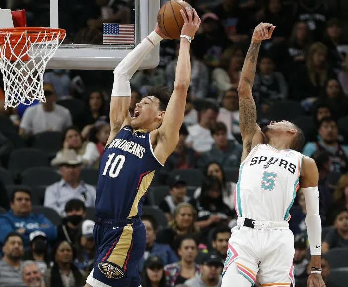 小猪参加马刺磨破鹈鹕连胜纪录