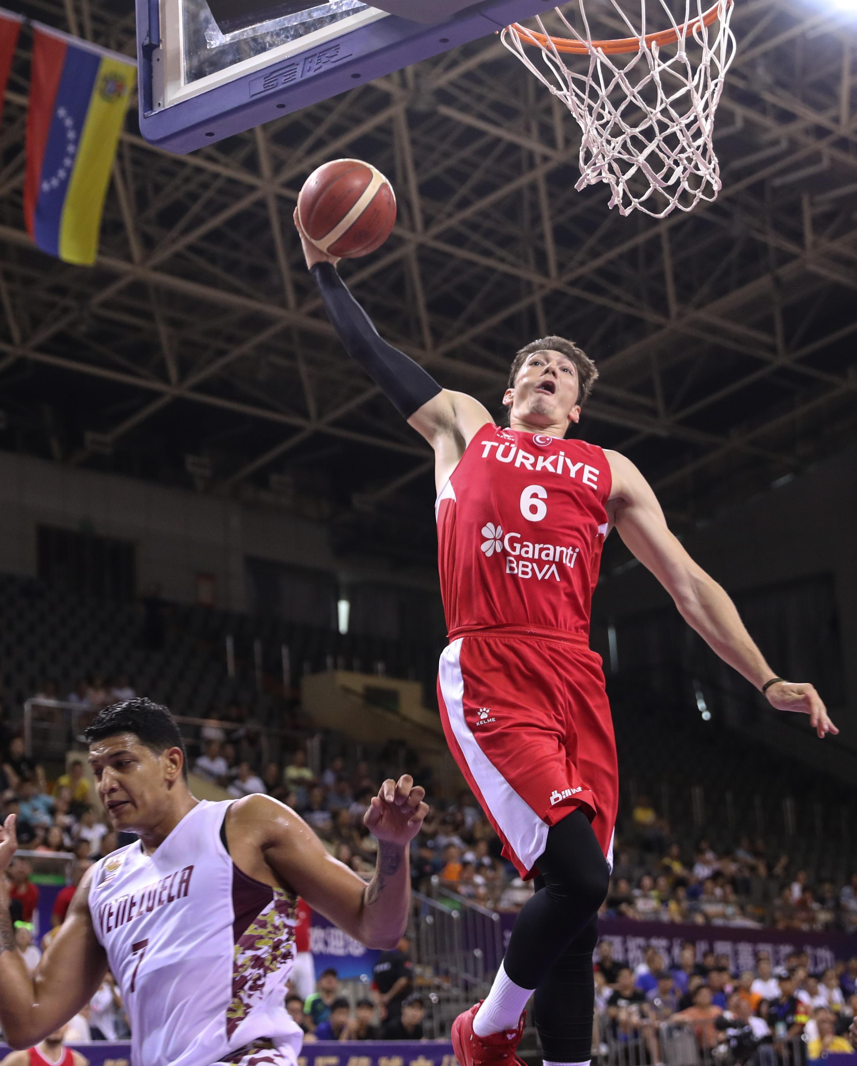 阿尔及利亚队力克对手，继续向前迈进