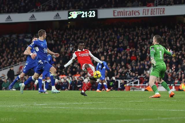 开云体育中国-曼城碾压巴黎，皮克高光表现