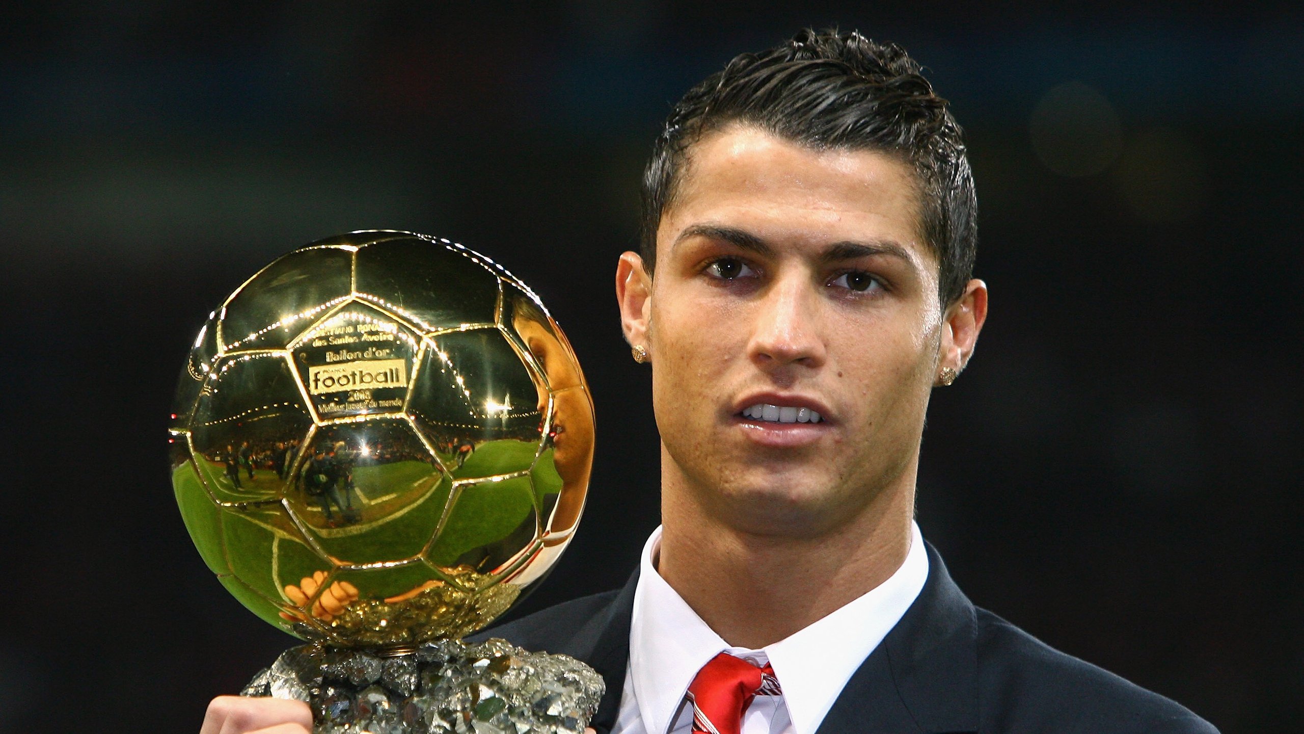 开云体育入口-钢铁防线与雄鸡高歌，个人突破与团队胜利的足球交响