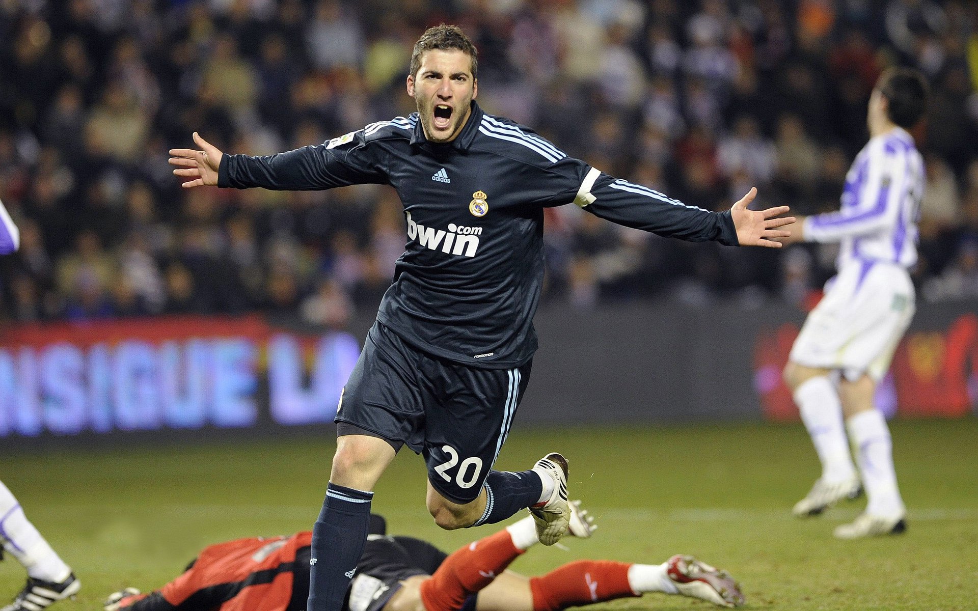 终场逆袭,哈斯车队绝杀梅赛德斯霸权,佩雷兹领军铸就历史首胜